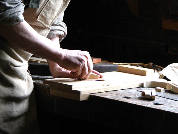 Ofrecemos un servicio de <strong>carpintería  de madera y ebanistería en Rábade</strong> adaptado a las necesidades del <strong>cliente</strong>.